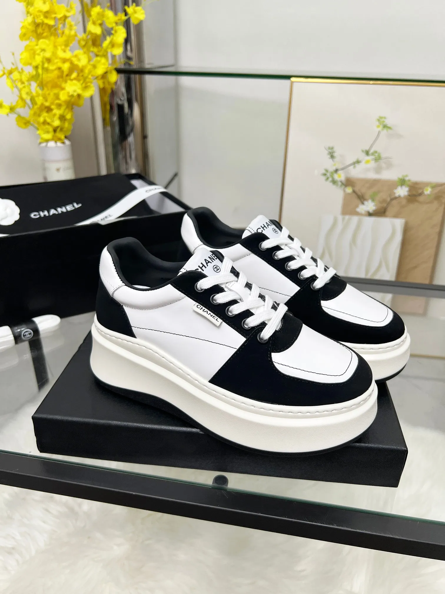 👟👟Ex-factory price 480👟👟 CHANEL 25C spring and summer new sports shoes official website is available at the same time ❤️ Counter out-of-stock kings. Major bloggers are recommending new styles on social days. This season’s new styles are simply eye-catching and look great on the feet. The casual casual sports style is refreshing and natural, interpreting Chanel’s fashionable femininity. The overall customization makes all sports models on the market at that time obsolete. This series is now available for sale! The upper is made of custom imported pebbled calf leather ➕ custom frosted calf leather. The lining is made of original one-to-one professionally customized mesh. Hardware accessories. Original full set of molds (not common in the market). Original custom molded TPU combination outsole. Height 4 cm. Women's size 35-39.